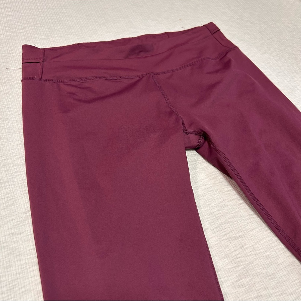 Fabletics Mid Rise  Capri Legging Raspberry Purple Crop Pants Size‎ M - Picture 3 of 7